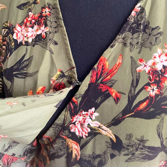 GIGI PARKER • Ruffled Long Sleeve Wrap Dress Safari Floral Deep Lichen Green NWT - Picture 6 of 13